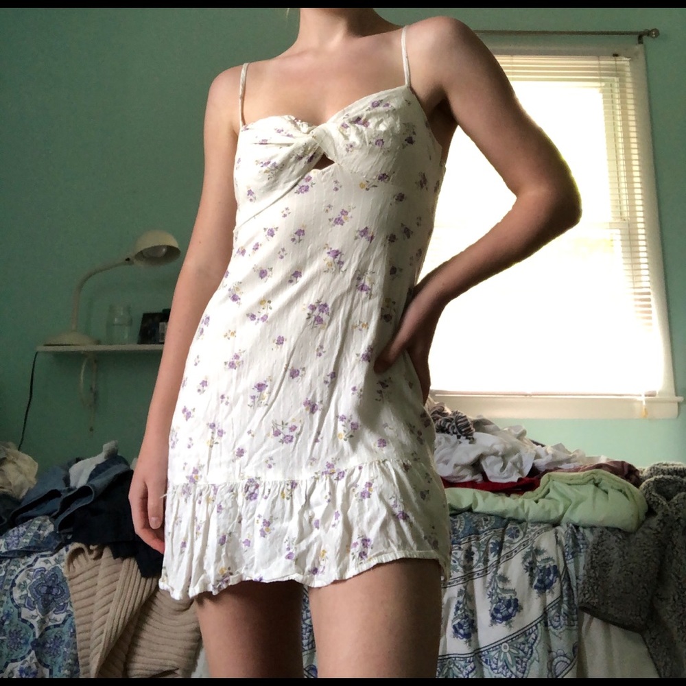 Cute ruffle floral dress! Just too short on me!